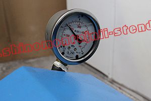 Датчик давления гидравлической системой заполнен жидкостью для точности измерения